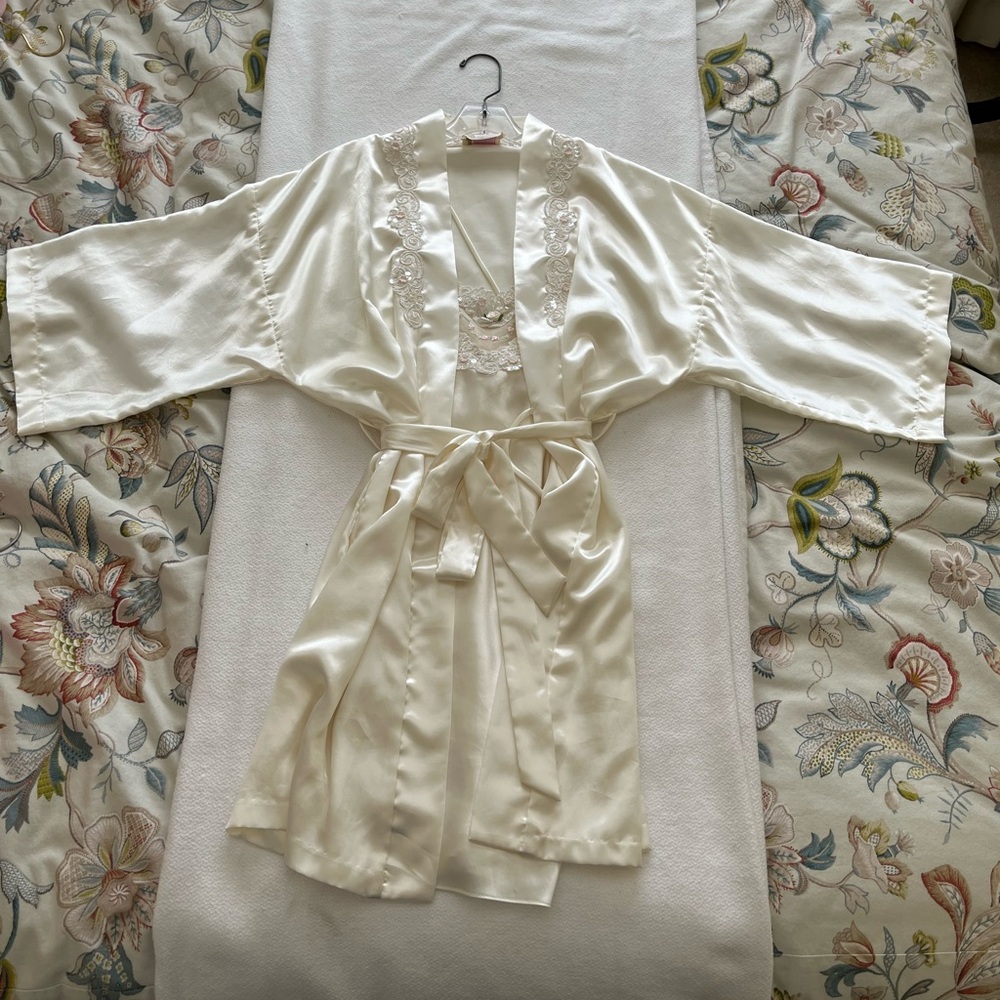 California Dynasty Off-White Two-Piece Sleep Gown and Robe Set